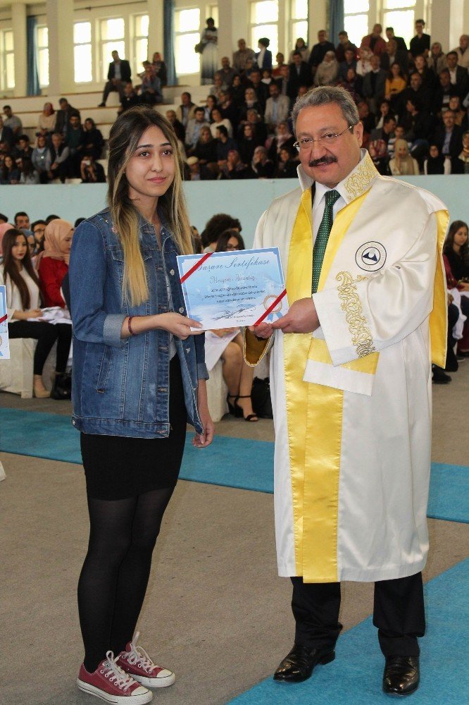 Erü’de 297 Hekim Adayı Önlük Giydi