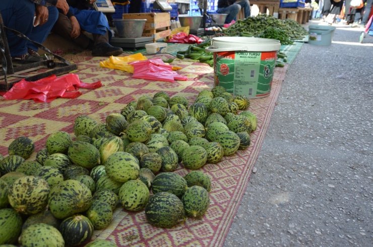 Turşuluklar Tezgâhlarda