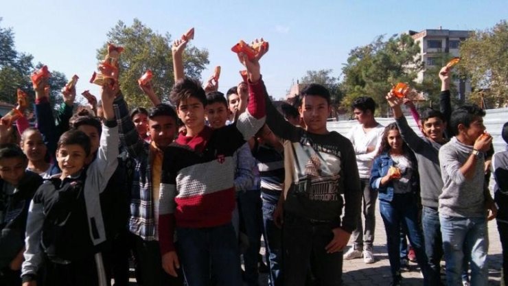 Öğrencilere Gofret Ve Çikolata Dağıtılarak Devamsızlıklar Azaltıldı