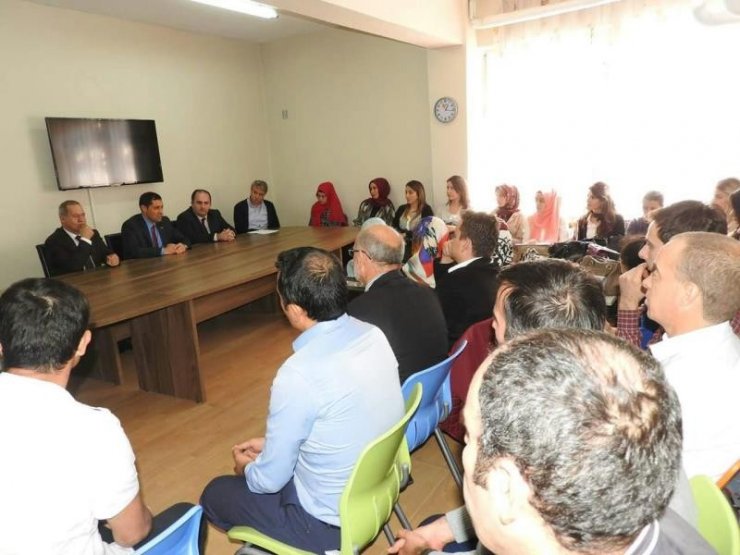 Öğrencilere Gofret Ve Çikolata Dağıtılarak Devamsızlıklar Azaltıldı