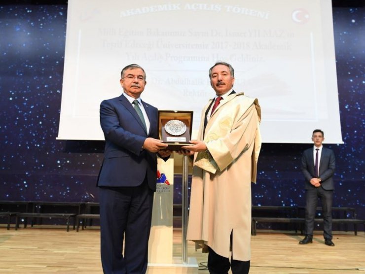 Bakan Yılmaz: “Müfredatı Gözden Geçiriyoruz”