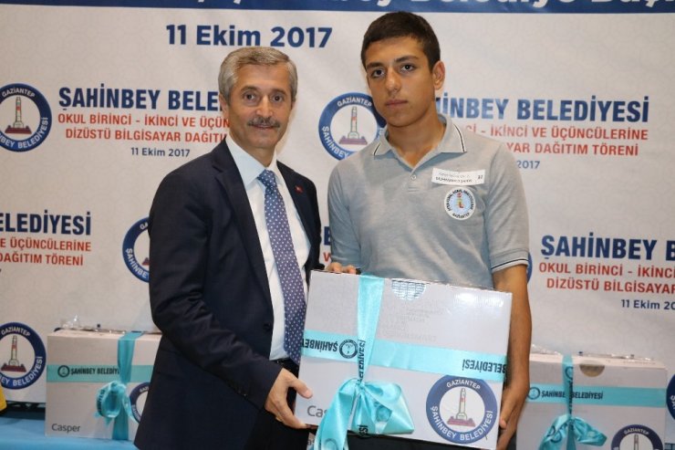 Şahinbey Belediyesinden Başarılı Öğrencilere Bilgisayar