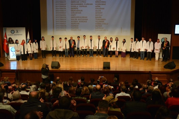 Tıp Öğrencileri Beyaz Önlüklerini Giydi