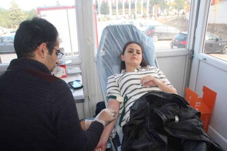 Üniversite Öğrencilerden Rekor Kan Bağışı