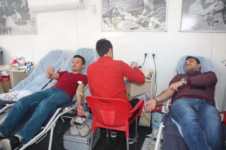 Üniversite Öğrencilerden Rekor Kan Bağışı