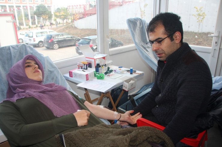 Üniversite Öğrencilerden Rekor Kan Bağışı