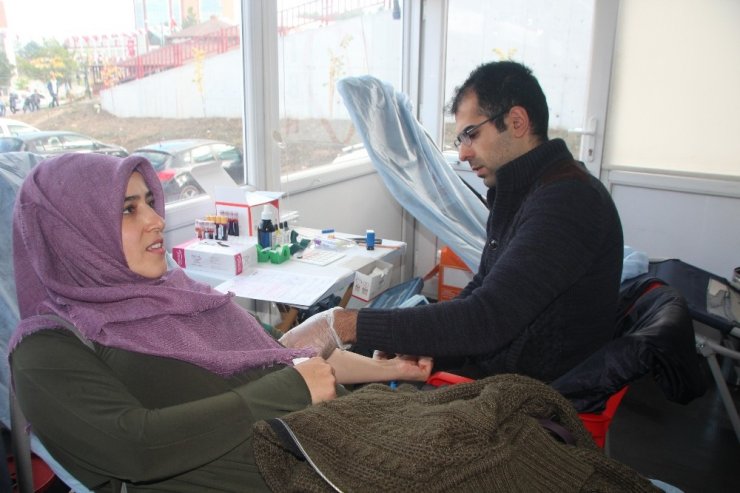 Üniversite Öğrencilerden Rekor Kan Bağışı