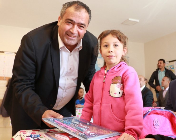 Köy Okullarında Eğitim Gören Minik Öğrencilere Kırtasiye Yardımı