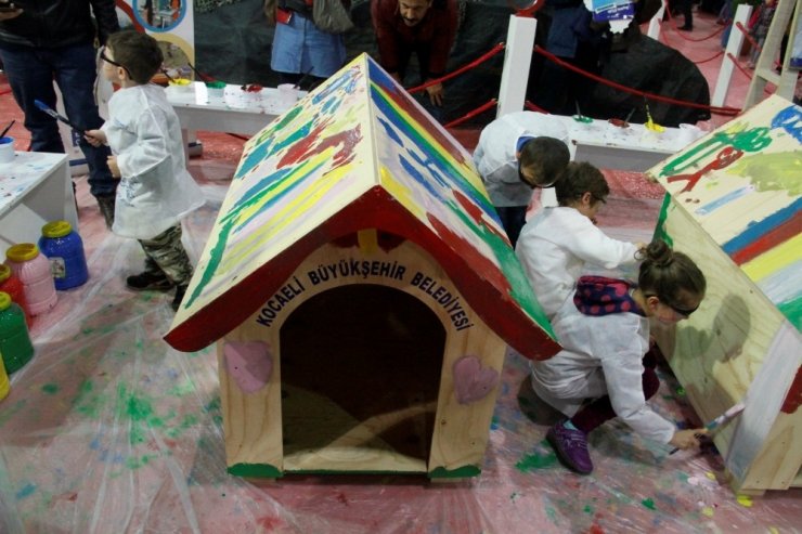 Sevgiyle Boyanan Kulübeler Onlara Yuva Oldu