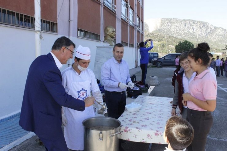 İlkokul Öğrencilerine Aşure İkramı Yapıldı