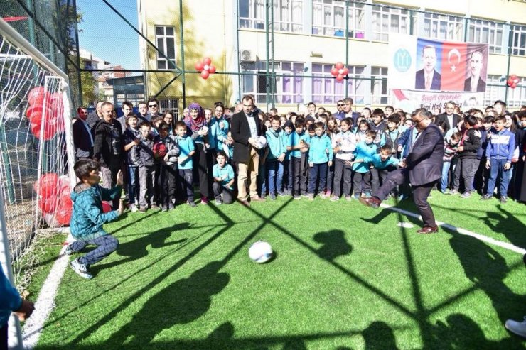 Osmangazi Ortaokulu Sentetik Saha Öğrencilerin Hizmetine Açıldı