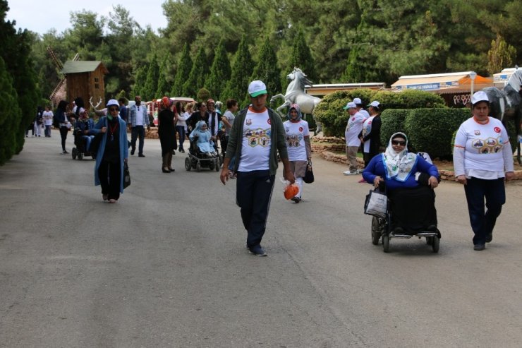 Engellilerin Hayvanat Bahçesi Keyfi