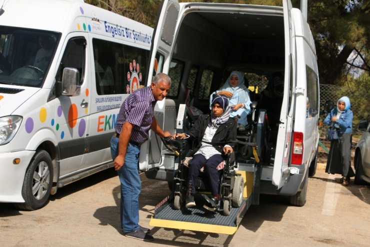 Engellilerin Hayvanat Bahçesi Keyfi