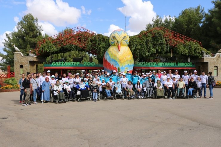 Engellilerin Hayvanat Bahçesi Keyfi