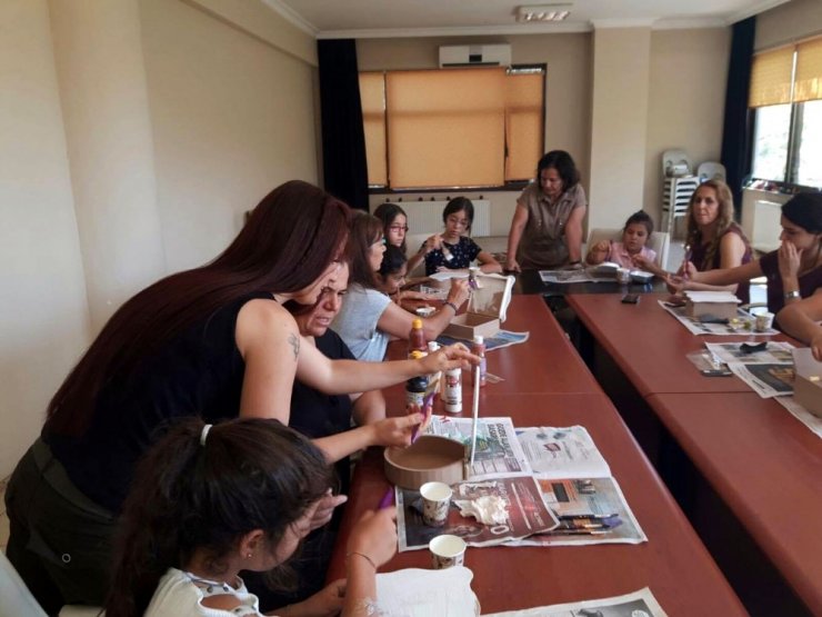 Hem Çocuklar, Hem De Anneleri Sanat Öğreniyor