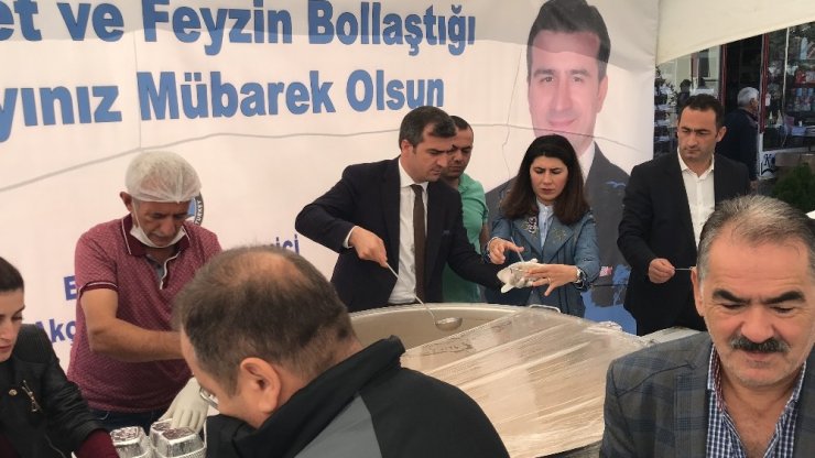 Başkan Yemenici Aşure Dağıttı