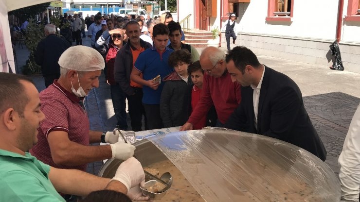 Başkan Yemenici Aşure Dağıttı