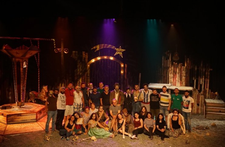 Aşt, Dünya Sahnelerine Çıkıyor