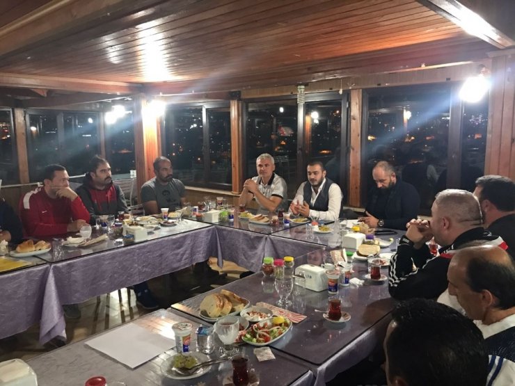 Bilecik Belediyespor Kulübü Teknik Ekip Ve Yöneticileri Yemekte Buluştu