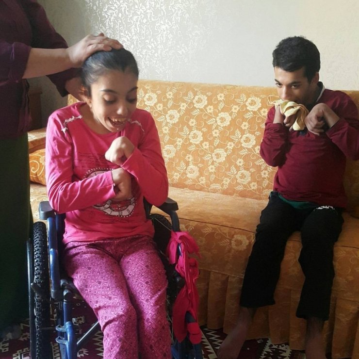 Zihinsel Engelli Kardeşler Tekerlekli Sandalyelerine Kavuştu