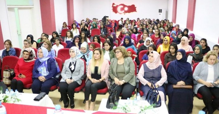 Eğitimde Anne Kız El Ele Veriyor