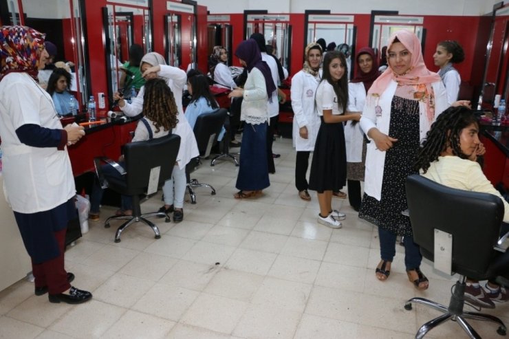 Eğitimde Anne Kız El Ele Veriyor