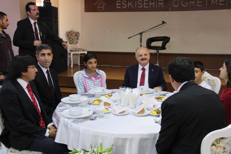 Vali Çakacak Iğdırlı Öğrencilerle Yemekte Buluştu
