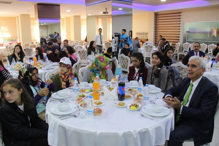 Vali Çakacak Iğdırlı Öğrencilerle Yemekte Buluştu