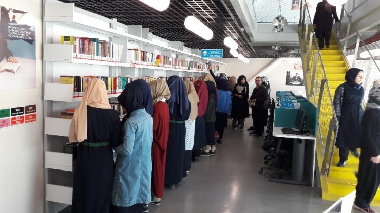 Öğrenciler Beylikbağı Kütüphanesi’ni Ziyaret Etti