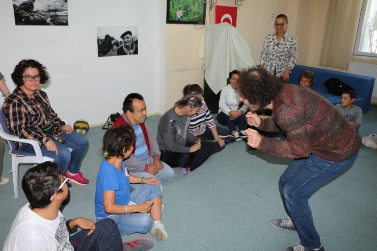 Kuşadası Belediyesinden Engellilere Drama Eğitimi