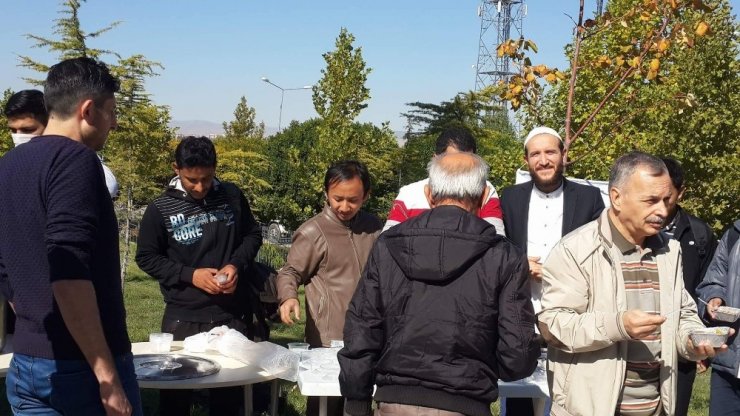 Uluslararası Öğrenciler Aşure Dağıttı