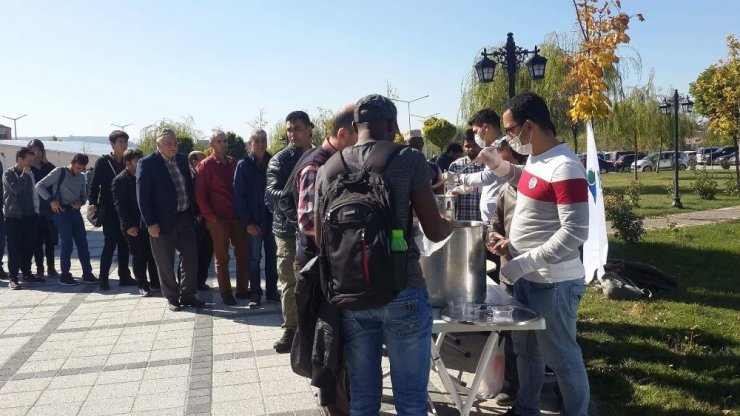 Uluslararası Öğrenciler Aşure Dağıttı