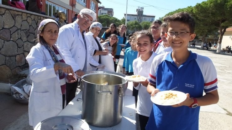 Yaptırdığı Okul Öğrencilerine Pilav Dağıttılar