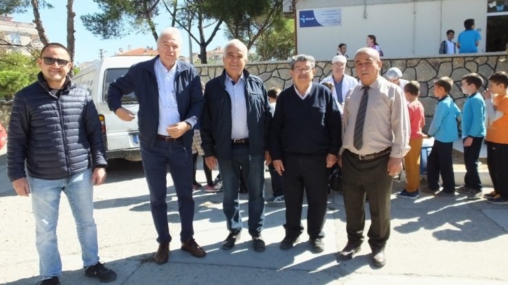 Yaptırdığı Okul Öğrencilerine Pilav Dağıttılar