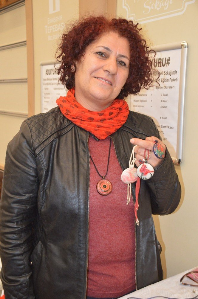 Çöpe Gidecek Kağıt Parçalarını Takıya Dönüştürüyor