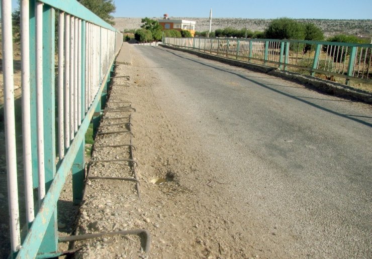 Tehlike Saçan Köprü Yenilenmeyi Bekliyor