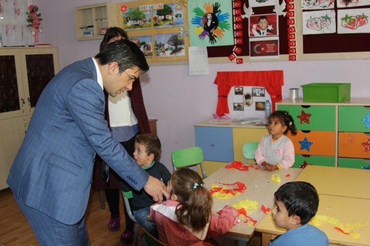 Kaymakam Öztürk’ten Minik Öğrencilere Hediye