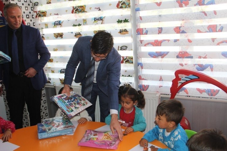 Kaymakam Öztürk’ten Minik Öğrencilere Hediye