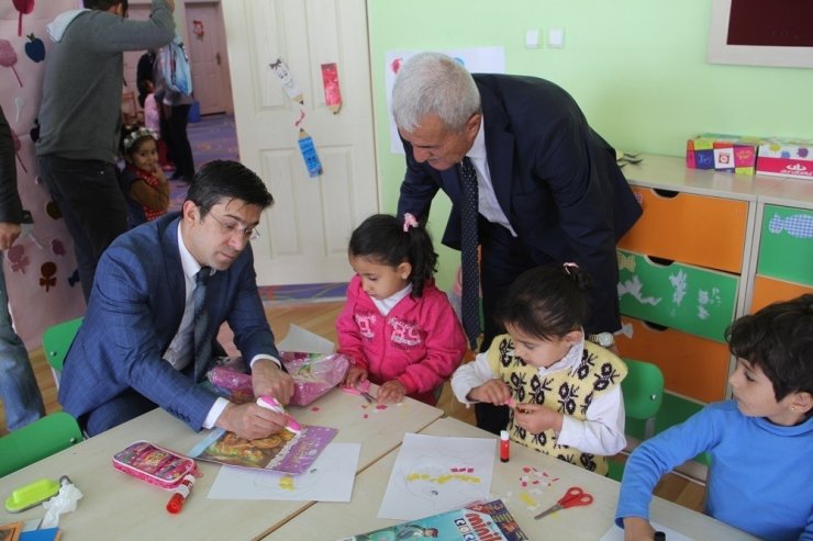 Kaymakam Öztürk’ten Minik Öğrencilere Hediye
