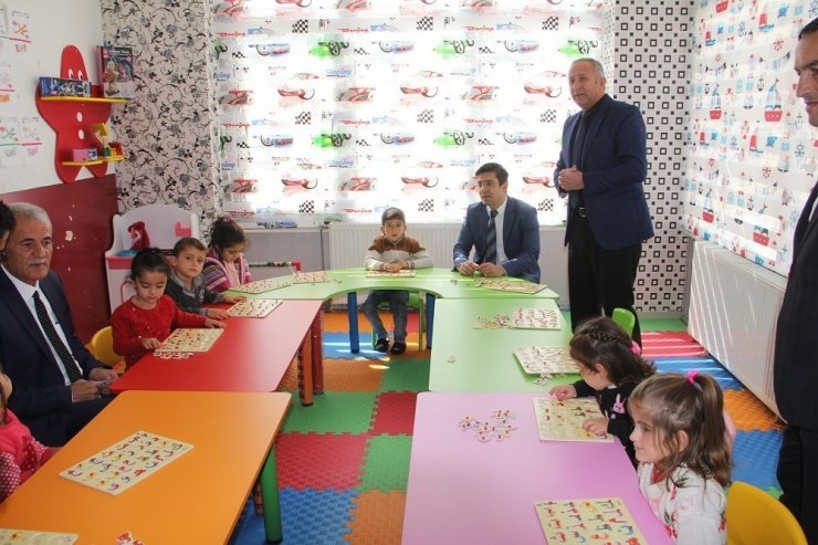 Kaymakam Öztürk’ten Minik Öğrencilere Hediye