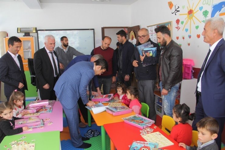 Kaymakam Öztürk’ten Minik Öğrencilere Hediye
