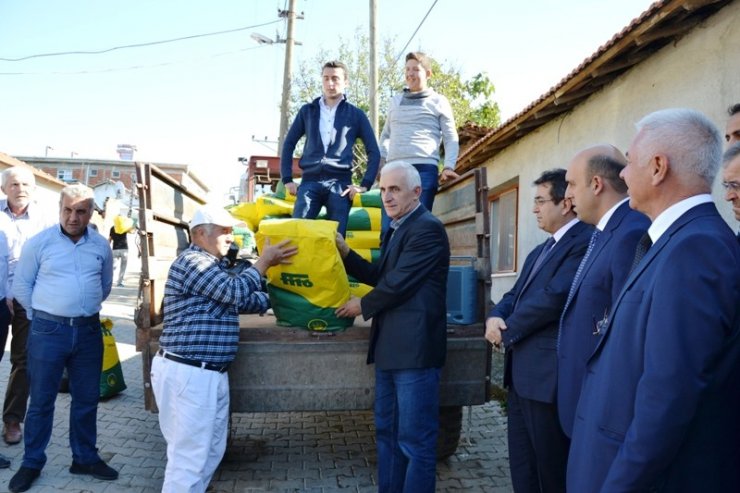 Biga’da, İtalyan Çimi Tohumu Dağıtıldı