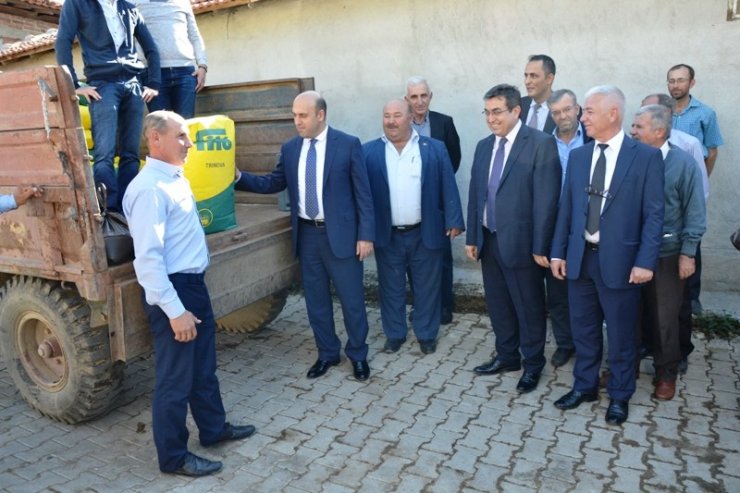 Biga’da, İtalyan Çimi Tohumu Dağıtıldı