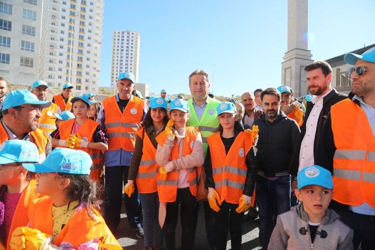 Talas’ta Vatandaşlar Mevlana Mahallesi’ni Temizledi