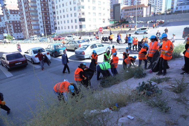 Talas’ta Vatandaşlar Mevlana Mahallesi’ni Temizledi