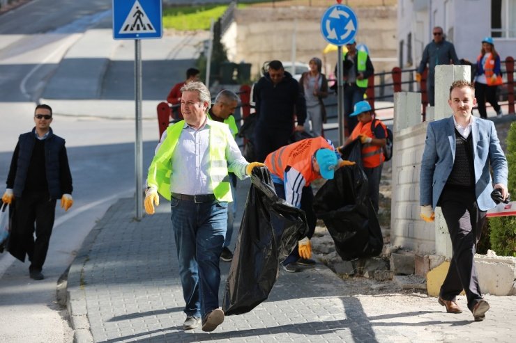 Talas’ta Vatandaşlar Mevlana Mahallesi’ni Temizledi