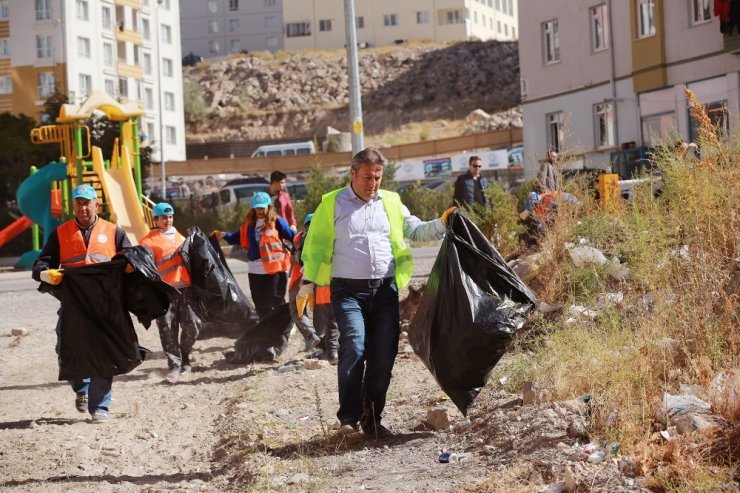 Talas’ta Vatandaşlar Mevlana Mahallesi’ni Temizledi
