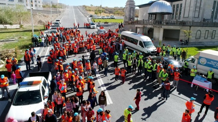 Talas’ta Vatandaşlar Mevlana Mahallesi’ni Temizledi