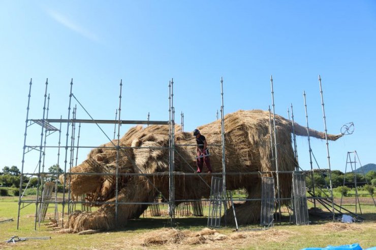 Samandan Dev Heykellerin Yapıldığı ’Wara Sanatı Festivali’