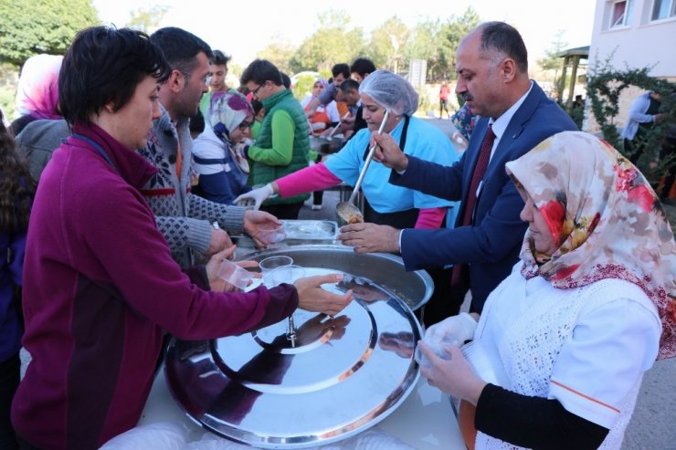 Kardelen Koleji Öğrencilere Aşure İkram Etti